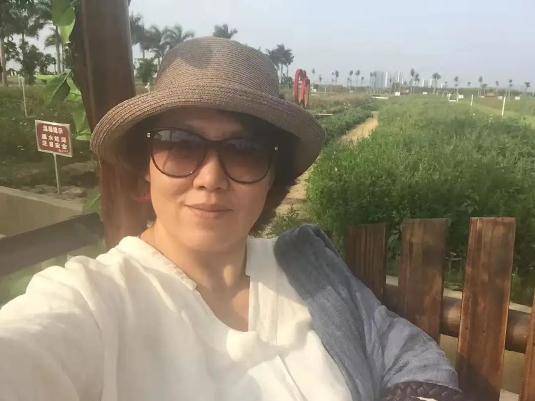 58歲的她，自駕房車旅居，一人兩犬，活成了自己喜歡的樣子