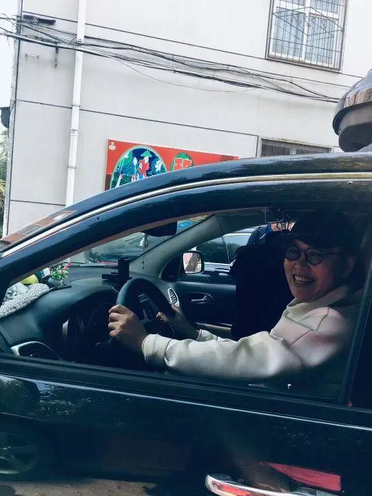 58歲的她，自駕房車旅居，一人兩犬，活成了自己喜歡的樣子