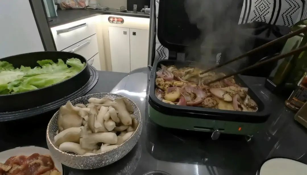 58歲的她，自駕房車旅居，一人兩犬，活成了自己喜歡的樣子